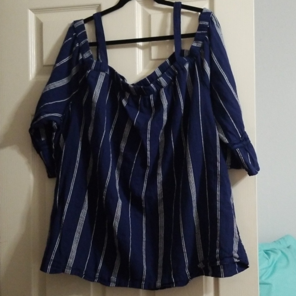 Cold shoulder cotton top